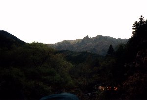 �k�򂩂猩�グ�鉡�x